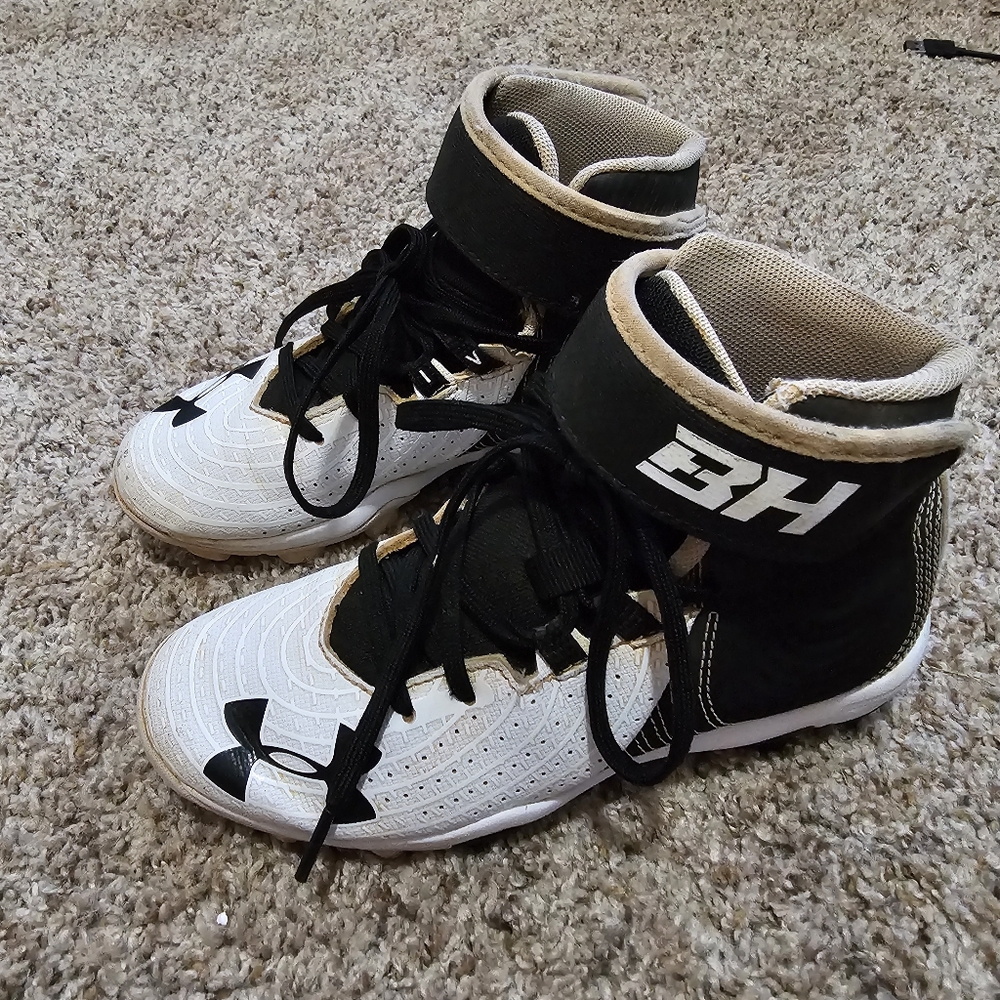 Boys youth Under Armour cleats size 1